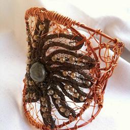Bracelet manchette dentelle et fil de cuivre verni-vendu