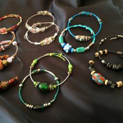 Bracelet grosse perle mémoire de forme-perles de verre, métal, bois, cuivre verni ou plaqué argent, fil mémoire de forme-ne se déforme pas-10 euros-envoi possible