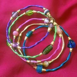 Bracelet multirang à mémoire de forme-cuivre verni, perles de verre et métal-35 euros-envoi possible