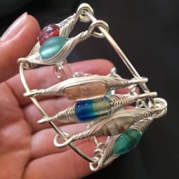 Bracelet oeils d'eau-cuivre plaqué argent, perles de verre. 38 euros