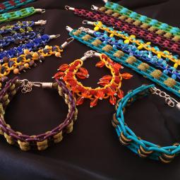 Bracelet récup-perles de verre, attache de soutien-gorge-cuivre verni-ruban divers-14 euros pièce-envoi possible