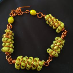 Bracelet ressorts scoubi-cuivre verni, perles de verre, scoubidou-25 euros-envoi possible