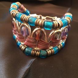 Bracelet bleu et violet-perles de verre et métal, ruban taffetas-32 euros-envoi possible