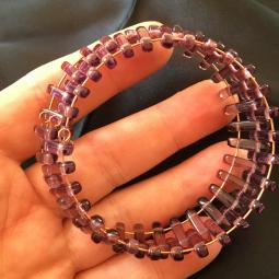 Bracelet violet-perles de verre et fil mémoire de forme-18 euros-envoi possible