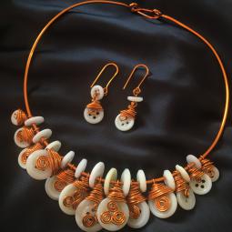 Parure africaine-cuivre verni et boutons en porcelaine-55 euros-envoi possible