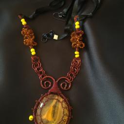 Collier cabochon jaune- cabochon en verre, perles de rocaille, cuivre verni, ruban coton ciré-42 euros-envoi possible