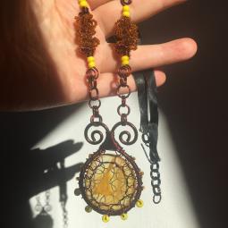 Collier cabochon jaune- cabochon en verre, perles de rocaille, cuivre verni, ruban coton ciré-42 euros-envoi possible