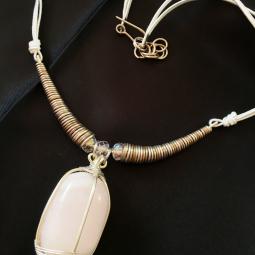 collier rose-manganocalcite, cuivre plaqué argent, coton blanc, perles en cristal-28 euros-envoi possible