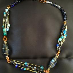 Collier satellite-perles de verre, fil de cuivre verni et de laiton-32 euros-envoi possible