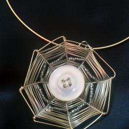 Pendentif toile d'araignée-bouton en nacre, fil de cuivre argenté, perles de rocaille-25 euros-envoi possible