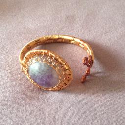 Bracelet Amethyste-cuivre verni, améthyste-rigide, adaptable à plusieurs tailles de poignet-42 euros