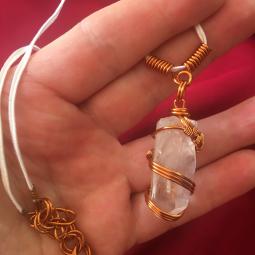 Pendentif cristal de roche-cuivre verni, cristal, fil de coton-22 euros-envoi possible