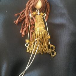 Pendenti poupée dorée-passementerie ancienne, perles de verre, cuivre argenté, fil de coton-25 euros