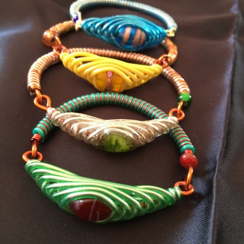 Bracelet scouboeil-perles de verre, cuivre verni, scoubidous-12 euros piece-envoi possible